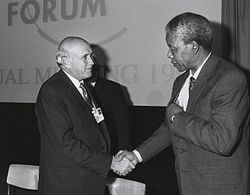 De Klerk ve Mandela, Dünya Ekonomik Forumu'nun yıllık toplantısında tokalaşırken. Ocak 1992.