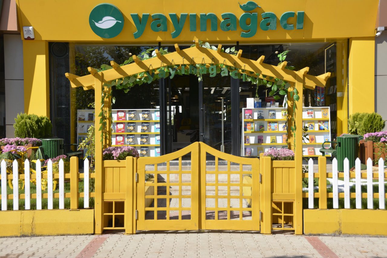 Mahabad’a bir milyon kitap gelmiş, içerde bayram havası!