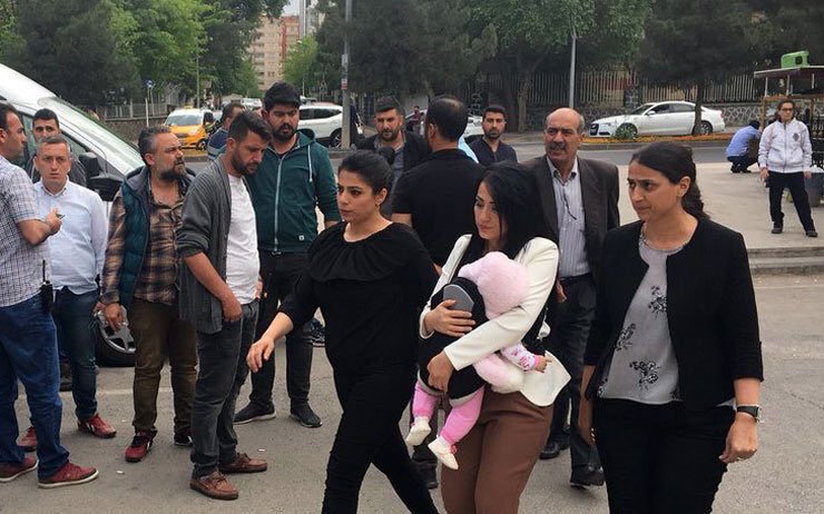 Çocuklar Ölmesin diyen Ayşe Öğretmen Bebeğiyle Birlikte Cezaevine Girdi