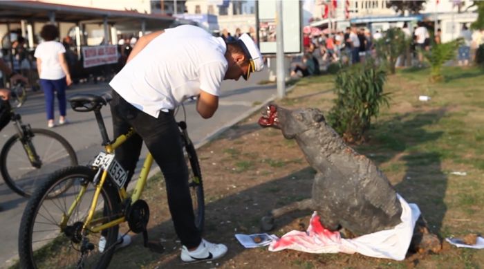 Faytonları Protesto Etmek İçin Büyükada’ya Burnu Kanayan At Heykeli Dikildi