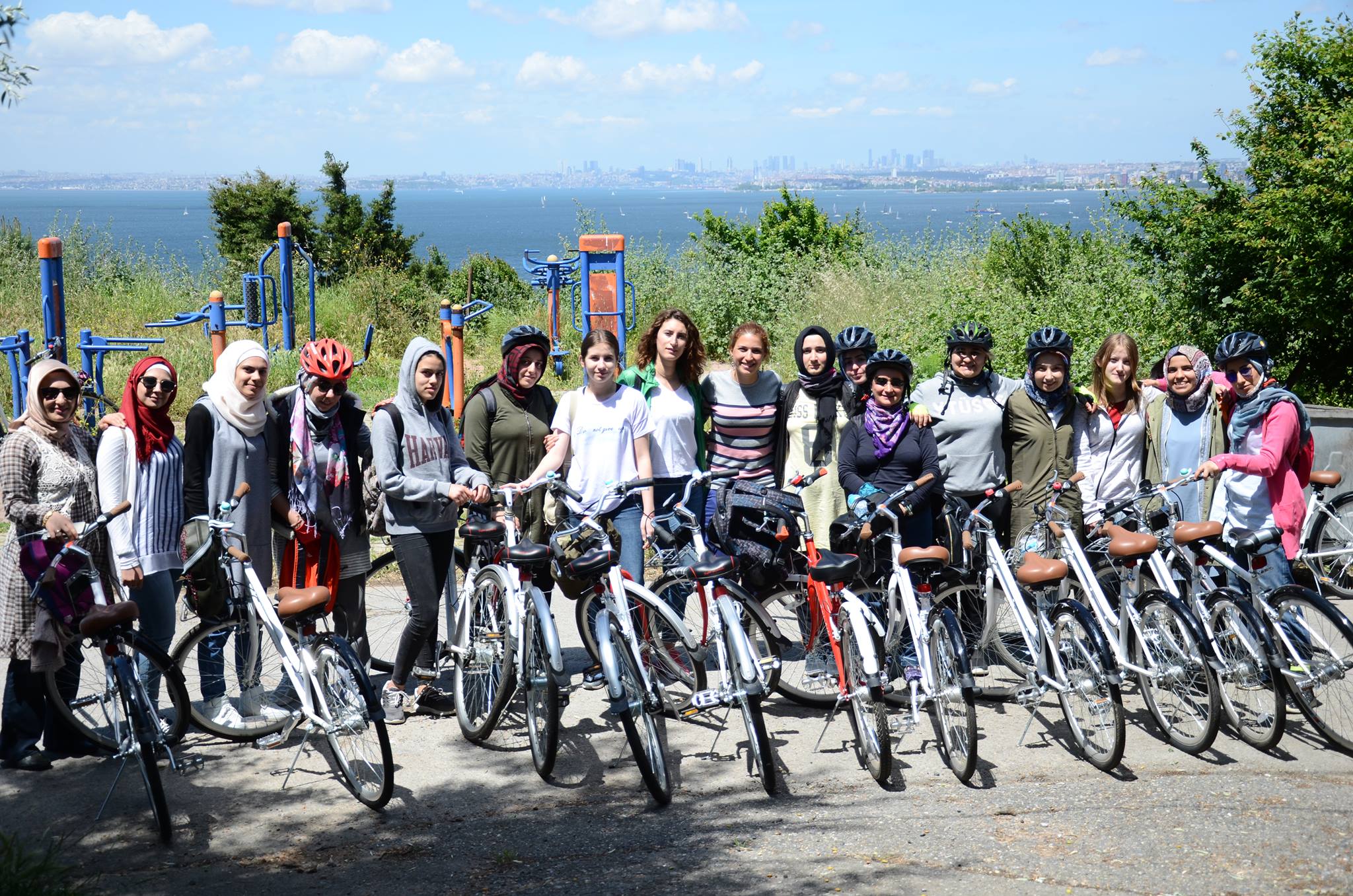 Kadın Kadına Bisiklet Dostluğu Projesi Kapsamında Bir Araya Gelen Yerli Ve Mülteci Kadınlar Birlikte Pedalladılar