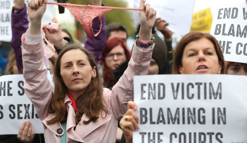 İrlandalı Kadınlardan “‘Dantelli Tanga’ Giymek Tecavüz Sanığını Nasıl Beraat Ettirir” İsyanı